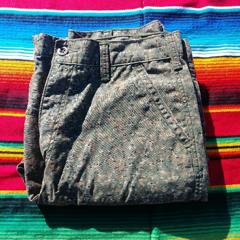 LEVIS CAMO CARGO SHORTS